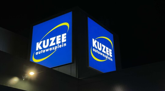 Complete signing voor Autowaspark Kuzee